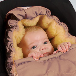 Die Form des Fußsackes schützt das empfindliche Köpfchen Ihres Babys optimal auch an kalten und windigen Tagen