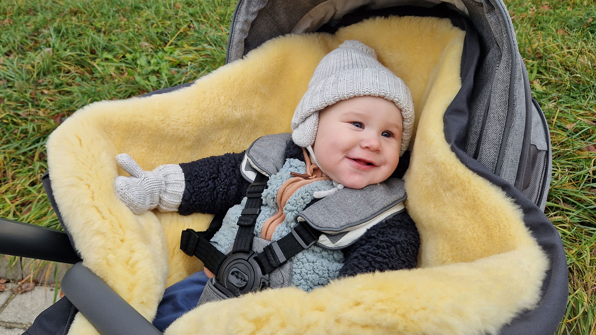 Wetterfest in jeder Lage - mit dem Lammfell-Kinderwagen-Fußsack Ovina