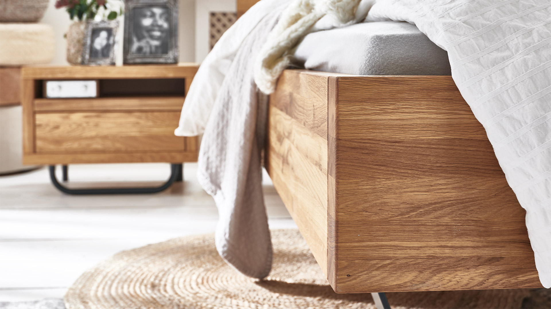 Massivholzbett "Valldo" - modern auffälliges Design aus Massivholz