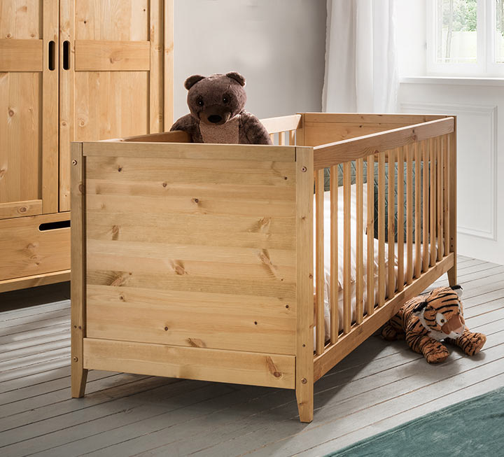 Babybett in modernem Design aus hellem Kiefernholz Babybett in modernem Design aus hellem Kiefernholz