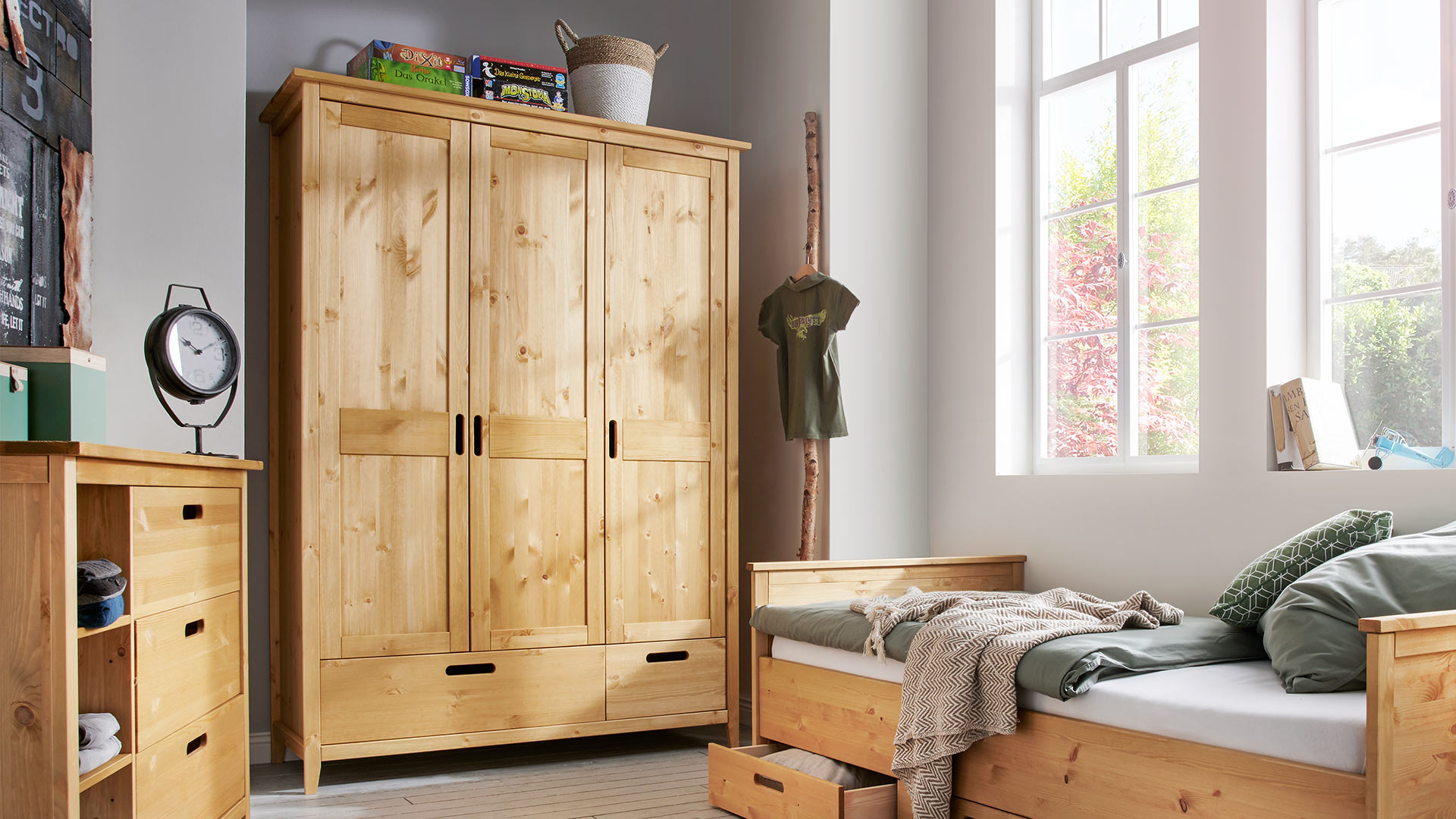 DrehtürenKleiderschrank "Lucena" attraktives Design aus Massivholz