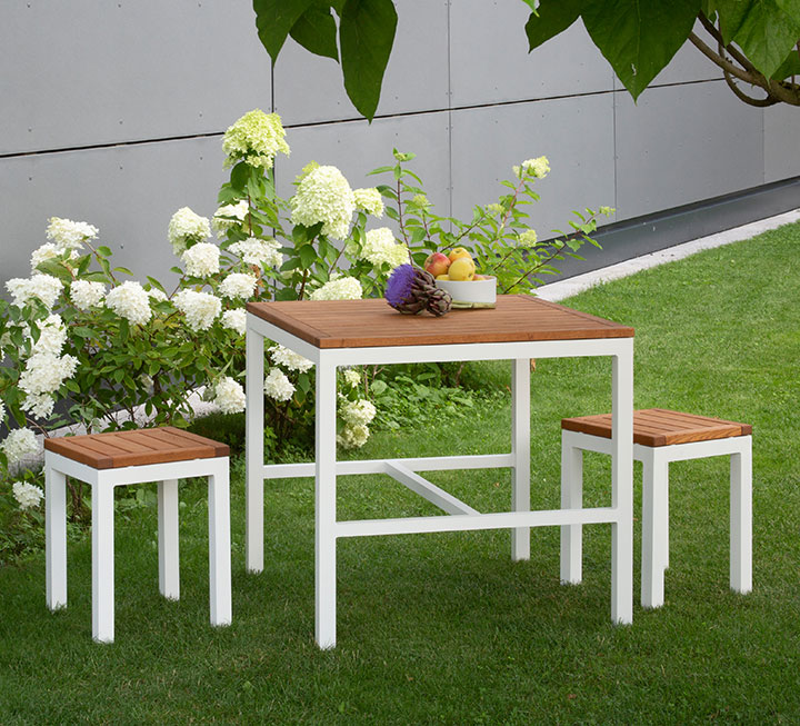 Das Gartenmöbel-Set 01 bestehend aus einem kleinem Tisch und zwei praktischen Hockern Das Gartenmöbel-Set 01 bestehend aus einem kleinem Tisch und zwei praktischen Hockern