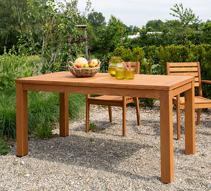 Gartentisch in massiver Optik für schöne Stunden im Freien Gartentisch in massiver Optik für schöne Stunden im Freien