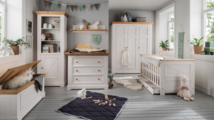 Babybett im Landhausstil, Oberfläche weiß-gewachst