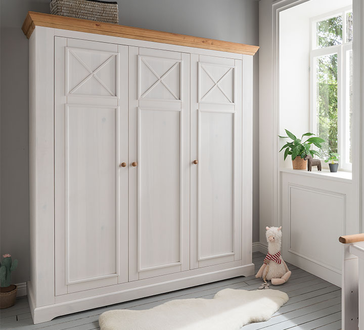 Geräumiger Babyzimmer-Kleiderschrank mit 3 Türen Geräumiger Babyzimmer-Kleiderschrank mit 3 Türen