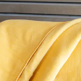 Kuscheldecke aus 100 Prozent Bio-Baumwolle (kbA) Heimdecke in der Farbe gelb aus 100 Prozent Bio-Baumwolle (kbA)