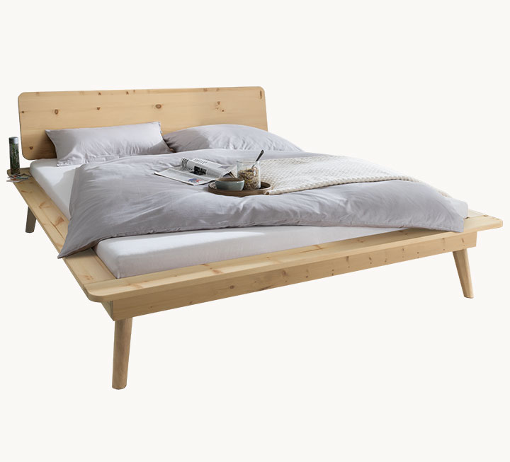 Bett aus massiver Zirbe Bett aus massiver Zirbe
