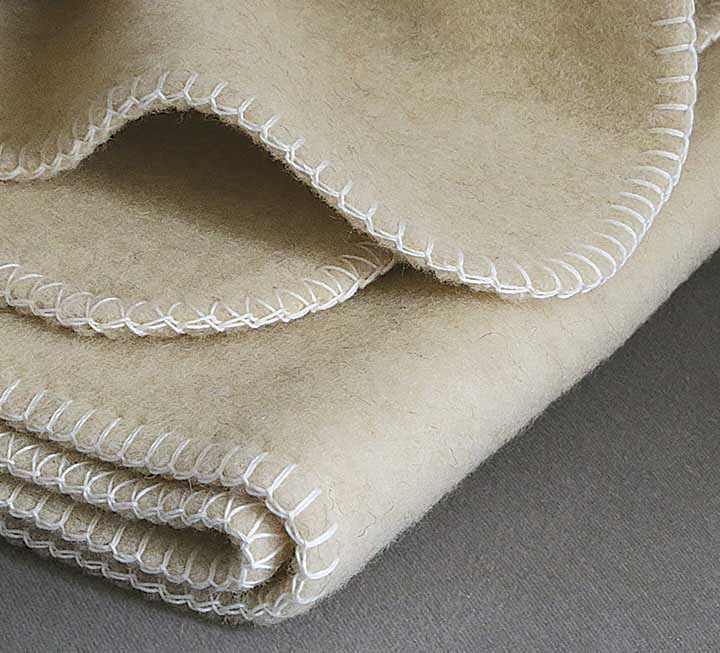 Crèmefarbene Fuchsschaf-Naturhaardecke mit Baumwoll-Umkettelung Crèmefarbene Fuchsschaf-Naturhaardecke mit Baumwoll-Umkettelung