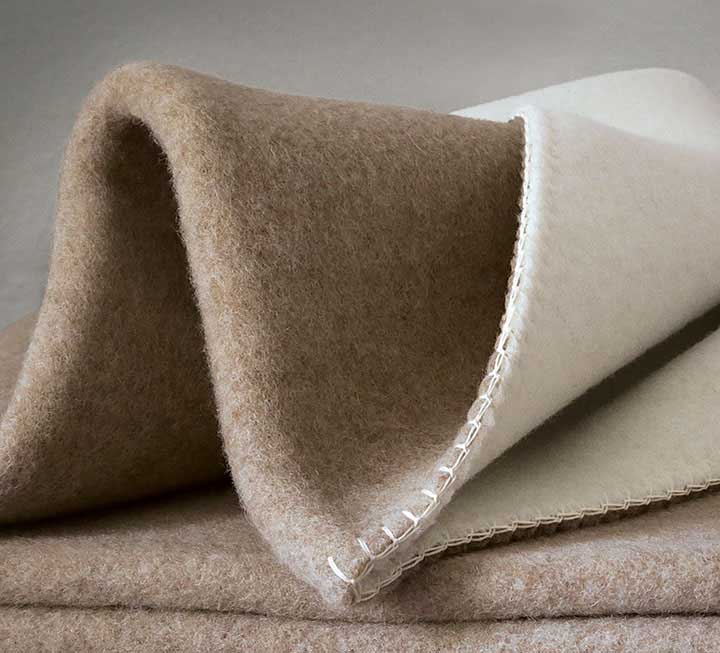 Heimelige Decke aus Merino-Schafwolle in Farbstellung beige/weiß Heimelige Decke aus Merino-Schafwolle in Farbstellung beige/weiß