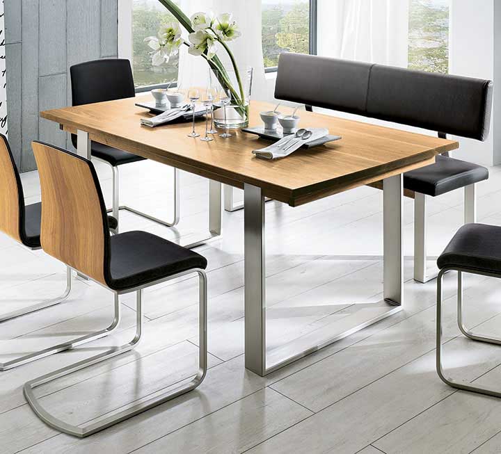 Elegantes Edelstahlgestell mit hochwertigem Vollholz Elegantes Edelstahlgestell mit hochwertigem Vollholz