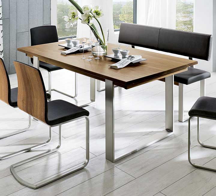 Elegantes Edelstahlgestell mit hochwertigem Vollholz Elegantes Edelstahlgestell mit hochwertigem Vollholz