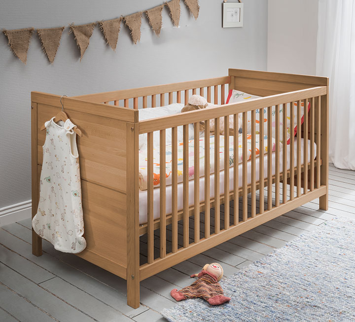 schnörkelloses Babybett mit geradlinigem Kopf- und Fußteil schnörkelloses Babybett mit geradlinigem Kopf- und Fußteil